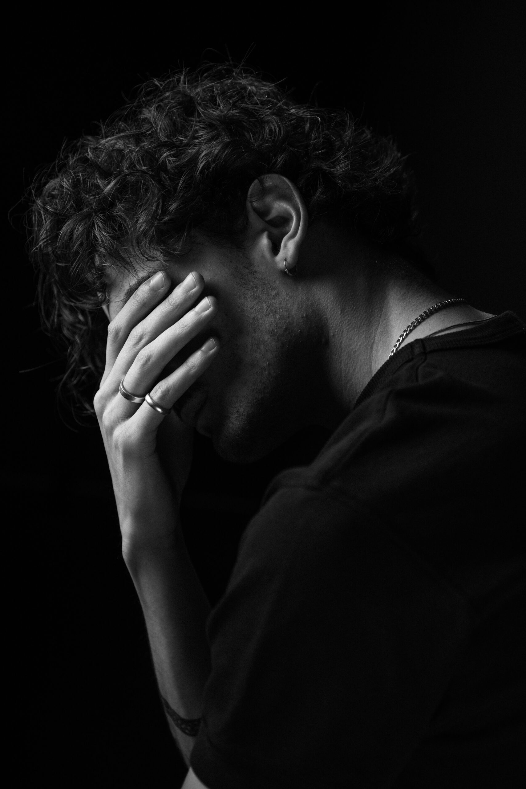 男性依頼者も増加中。女性の浮気に悩むあなたへ、女探偵わかができること